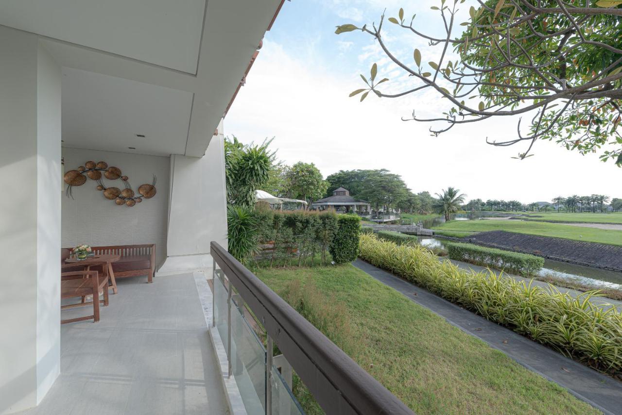 萨米特风车高尔夫公寓酒店 曼谷 外观 照片 View of the golf course from the clubhouse